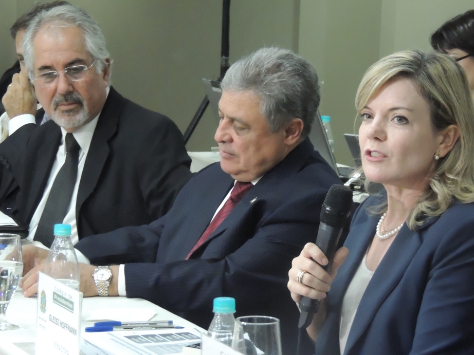 Senadora Gleisi Hoffmann fala sobre infraestrutura, logística e carreira de estado