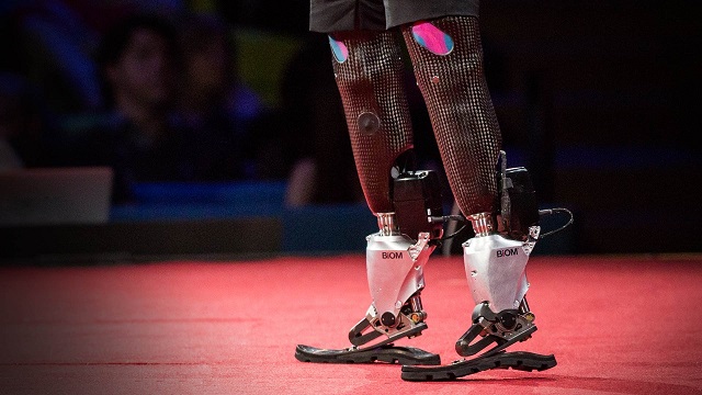 Engenheiro desenvolve membros artificiais após perder pernas