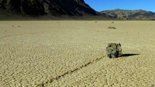 Cientistas desvendam mistério das ‘pedras que andam’ na Califórnia