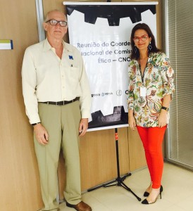 conselheiro Sérgio Mauricio, coordenador da Comissão de Ética  e a advogada Elaine Felizola 