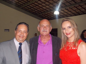 Arício Resende (centro) Carlos Magalhães e Elaine Santana