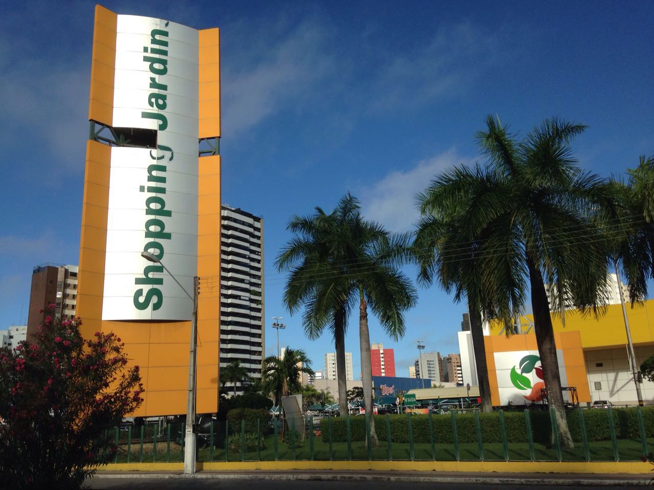 Shopping Jardins atende recomendação técnica do Crea-SE e desmonta totem