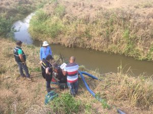 Técnicos desligam bomba que captava água do riacho Cancelo, na fazenda Vinagre, em Canhoba (SE)