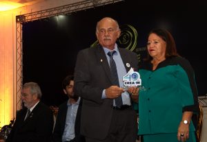 Lucinda Lima recebe o troféu das mãos do presidente do Crea-SE, Arício Resende