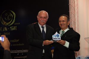 José Hilton recebe a homenagem das mãos do arquiteto, Décio Aragão