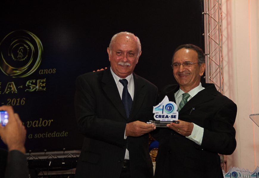 Primeiros servidores recebem homenagem especial do Crea-SE