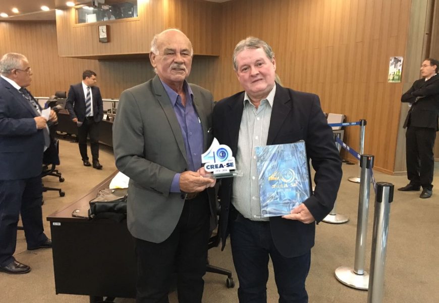 Superintendente Cláudio Calheiros recebe homenagem do Crea-SE