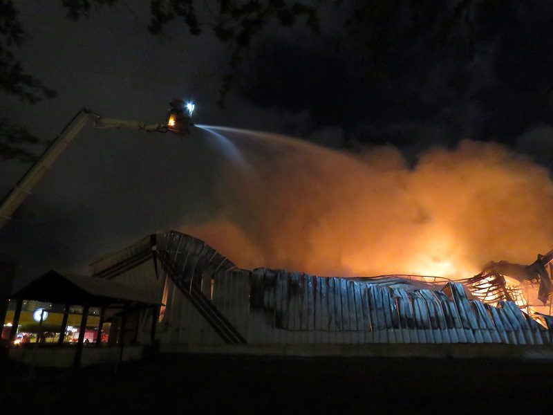 Fiscalização do Crea-SE acompanha trabalho no rescaldo de incêndio do Supermercado Makro Fiscalização do Crea-SE acompanha trabalho no rescaldo de incêndio do Supermercado Makro