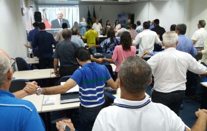 Plenário faz um minuto de silêncio em homenagem a Nicanor Moura Neto