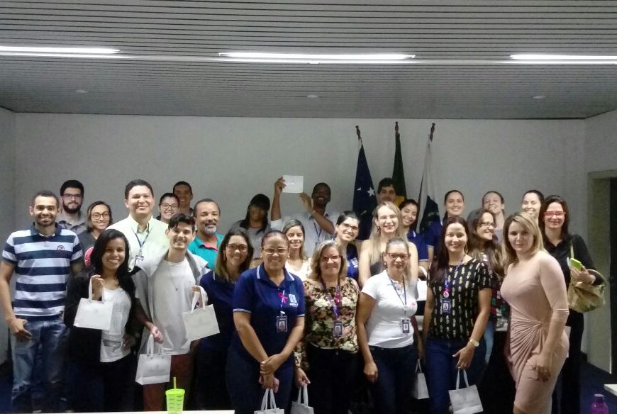 Colaboradores participam de palestra sobre envelhecimento e cuidados com a pele