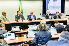 Na Câmara dos Deputados, presidente do Confea defende o fim das contratações integradas