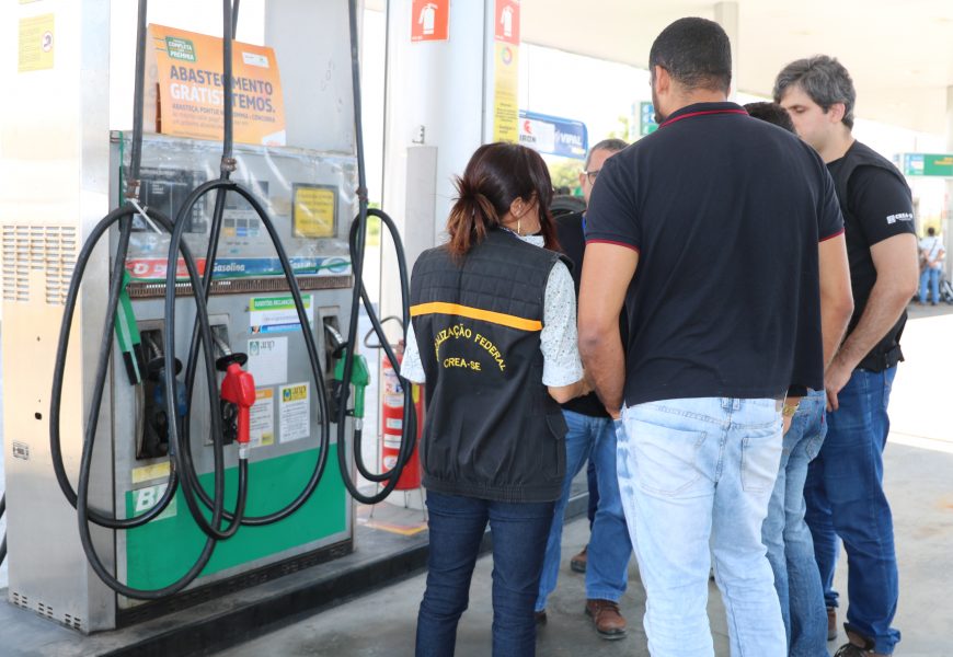 Fiscais do Crea-SE realizam ação preventiva em postos de combustíveis na capital sergipana