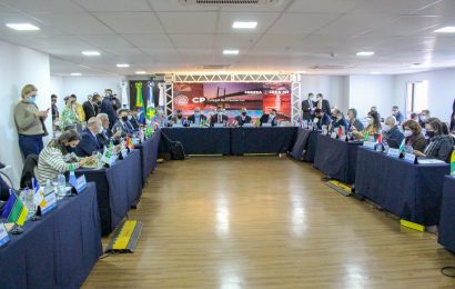 Senadores pedem retirada de emenda que revoga salário base profissional