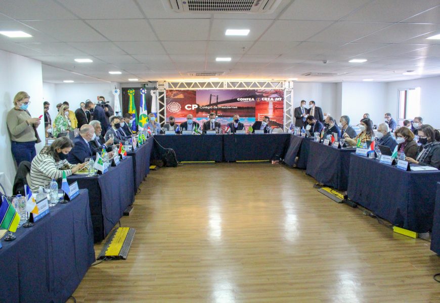 Senadores pedem retirada de emenda que revoga salário base profissional